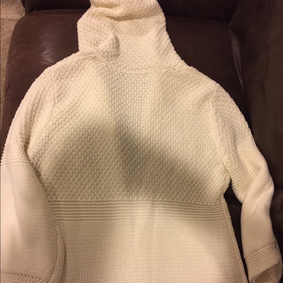 Calvin Klein medium sleeve sweater - Picture 2 of 4